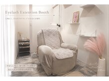 ハートクリップ ノーティス アイラッシュ(HEART CLIP Notice)の雰囲気（半個室ブースの落ち着く空間♪ふかふかチェアで理想の目元に◎）