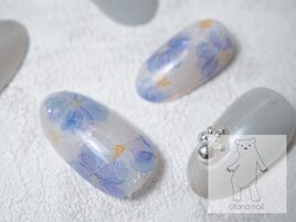 くすみブルーのフラワーネイル