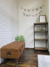 ジュウプラス バイ ママジェンヌ(10+by mamAsIenne)/入口正面の待合スペース