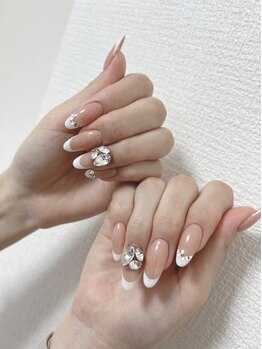 ジェファブ ネイル(jefav nail)の写真/大人可愛いアートが充実◎カラーパーツ組み合わせで爪先から気分UP！あなたのなりたいを叶えます☆