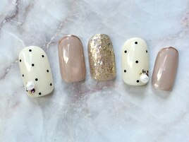 大人可愛いドットネイル