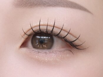 LEDエクステ専門店 salon lili.の写真/SNSで話題のワンホン・束感マツエクで“あざと可愛い”瞳に♪LEDマツエクは通常グルーよりモチもUP◎