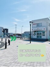 オンフリーク(ONFREEK)/交番の横の道を右へ曲がります