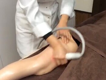 グランツ(GLANZ)の写真/キャビテーション/スリムレーザー/ラジオ波/LEDの同時出力施術に加えて、吸引施術で代謝ケア＆痩身効果◎