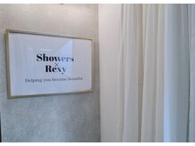 シャワーズ(Showers.)の雰囲気（落ち着いた店内で映画を見ながらお過ごしください♪）