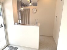 リンパマッサージの雰囲気（白を基調とした店内です。）