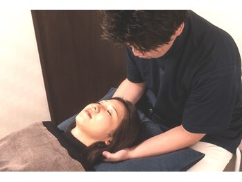 ボディマネジメント整体院 吉祥寺/施術風景/首肩にアプローチ/整体