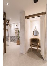 施術後のお出かけ、お仕事も大丈夫！ゆっくりお化粧直しやヘアセットをしていただけます♪