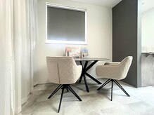 大人の女性にぴったりのシックな店内。天窓からの光が綺麗です◎