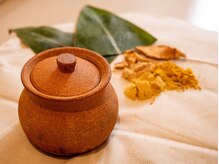 ソルトポットで温熱マッサージ 月桃の葉とハーブの香り