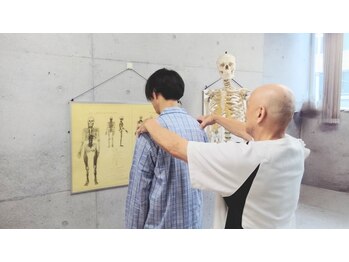 東洋カイロプラクティック麻布十番療術センター/ 施術後の姿勢チェック【整体】