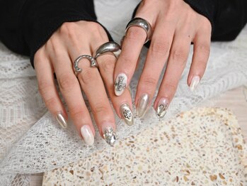 ウーニャ 小山店の写真/スカルプ・長さだしが得意◎自爪が短い方も綺麗なフォルムに。ワンランク上のジェルネイルが楽しめる♪