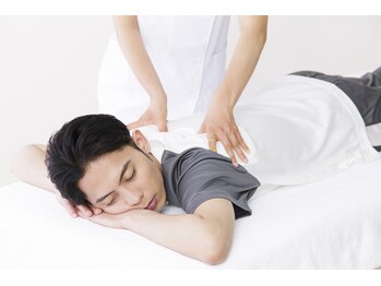 美容整体ヒーリングスクウェアの写真/猫背・スマホ首が気になる男性にも。清潔感ある立ち姿へ