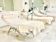 シーボン 調布店の雰囲気（明るく広々とした開放的なサロン空間。初めての方も通いやすい）