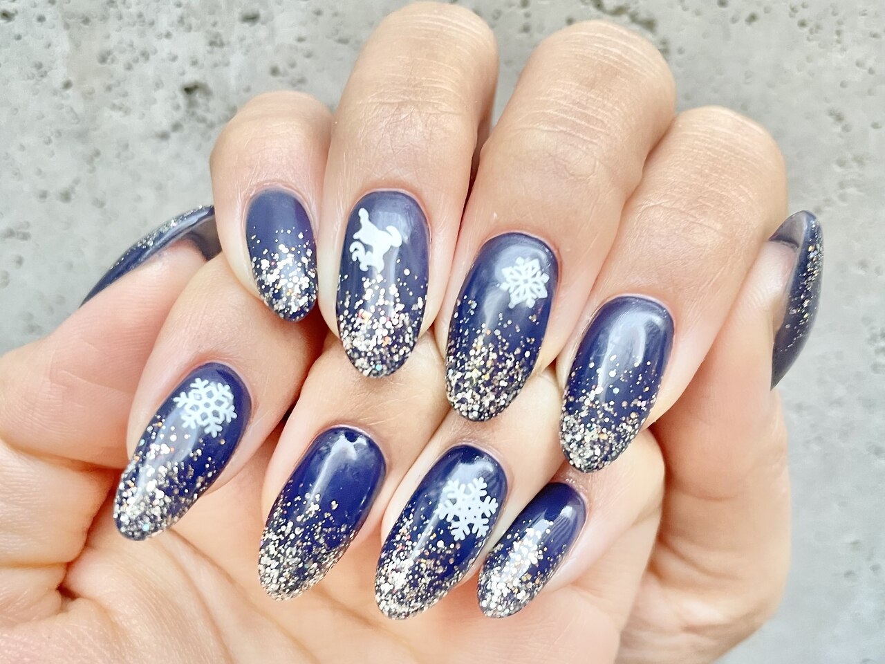 2025年-2026年冬トレンド】ニュアンス ネイビーのネイルデザイン集