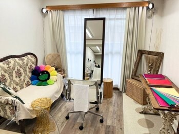 サロンドブルーム 自由が丘の写真/【歴20年・安心の診断実績/高評価】似合うファッションやヘアメイクに!パーソナルカラー/骨格/顔タイプ診断