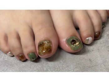 ネイルアンドアイラッシュスタジオ シュシュ(chouchou)/秋冬フットネイルべっ甲抹茶色