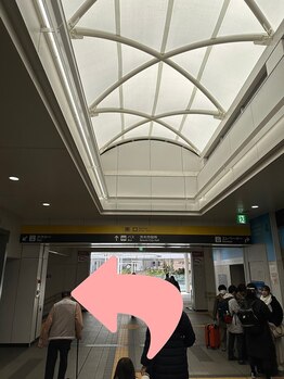 メノア 茨木駅前店(menoa)/東口出口の階段を降ります♪