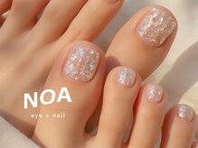 自然光できらめくフットネイルで毎日がちょっと嬉しくなる