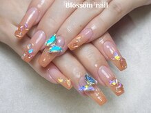 ブラソンネイル(Blossom nail)の雰囲気（スカルプで長さ出し、うるうるキラキラネイルで指先に華やかさを）