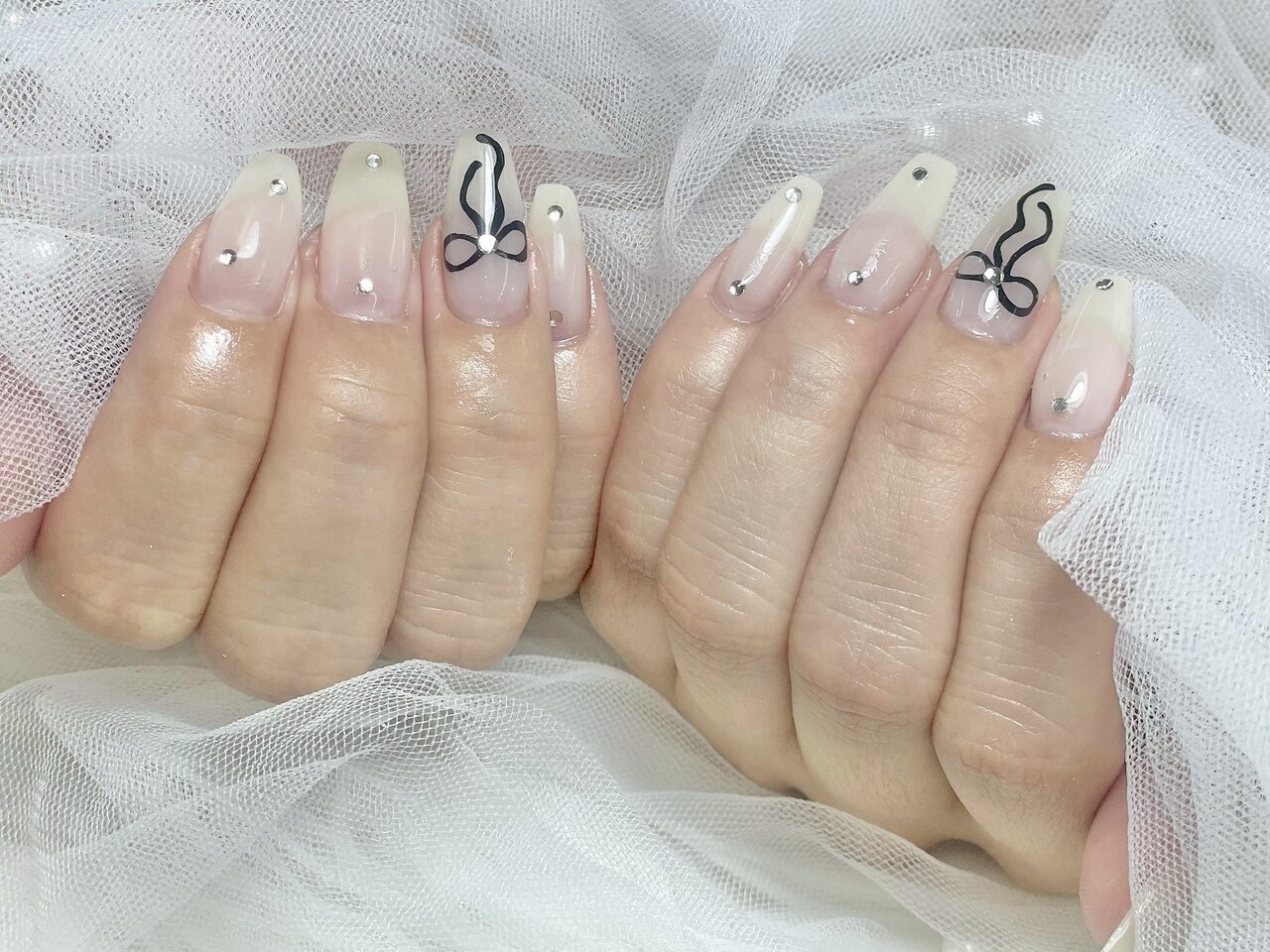 【オーダー】ネイルチップ　手書きフラワー　韓国ワンホン　フレンチリボン　キラキラ オーダー】ネイルチップ 手書きフラワー 韓国ワンホン フレンチリボン