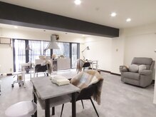 リアネイル(Rianail)の雰囲気（こだわったお洒落な内装◎広々した店内でゆっくりお寛ぎ頂けます）