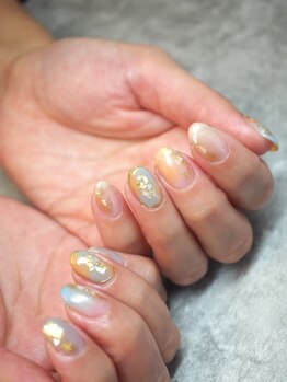 派手過ぎない大人タイダイネイル