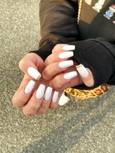 ネイルサロン ソル(Sol)/ホワイトにゴールドオシャレ度UP