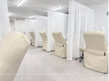 マケア 福岡天神店(Makea)の雰囲気（【開放感ある店内】ほっと一息つけるような居心地の良いサロンに）