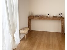 ミドリ(midori)の雰囲気(1階フロントは木漏れ日が差し込む落ち着いた空間です)