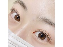 瞼の重たさや、まつ毛の層などを考慮して丁寧に施術します