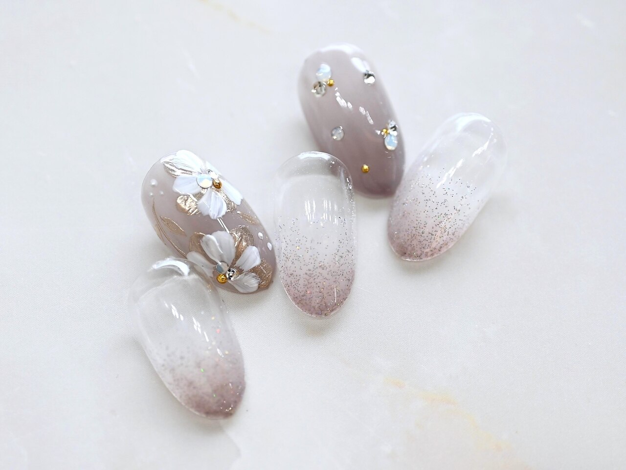 2026年冬トレンド】グレー フラワー ハンドのネイルデザイン集｜人気順