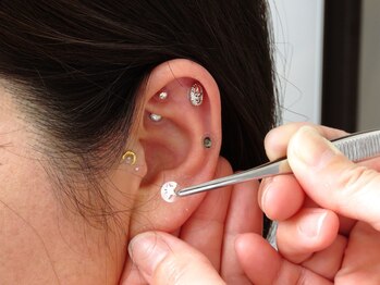 グリッタープラス(glitter plus)/耳つぼジュエリー施術風景