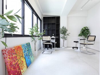 アーバンネイル(URBAN NAIL)の写真/≪大阪梅田/南森町≫男性のためのメンズネイルケア店がOPEN！緑とアート/トレンドインテリアの店内◇