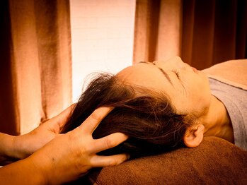 リラクゼーションルーム レイフフの写真/快眠アロマドライヘッドスパ。30分~凝り固まった頭は頭痛の原因にも。香りに包まれてほぐしませんか