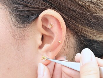 eyelash salon Whiteの写真/ピアス感覚で可愛くツボ押し♪耳つぼジュエリーで首・肩のつらさ◎ストレスも解消！