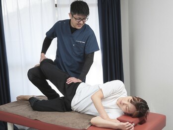 ハレルヤ鍼灸治療院/足のストレッチをしています。