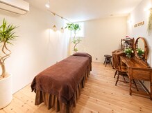 ビーズスタイル(B’S STYLE)の雰囲気（無垢床、漆喰、アロマ香る落ち着いた雰囲気の癒しのサロン）