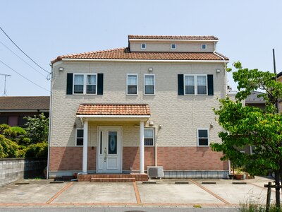 オレンジの屋根・クリーム色の壁の一軒家がサロンです★