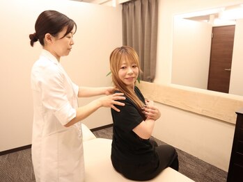 横浜駅きた西整体院の写真/姿勢が変わると、気分までふわっと軽くなる。猫背・反り腰・巻き肩に◎