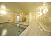 レッスン後は広々としたスパ＆サウナで汗を流せます◎