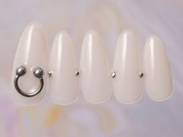 大人ベージュピアス￥7980