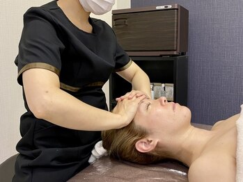 ビジーク(BiSieg)の写真/気になるフェイスラインのたるみ改善に◎骨盤矯正から行うから結果が違う！小顔矯正で憧れの美小顔へ♪