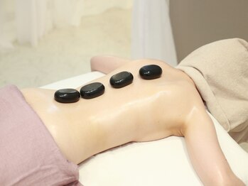 relaxation salon　Arc-en-cielの写真/厳選アロマとホットストーンで至福の癒やし。気分に合わせて選べる極上トリートメント