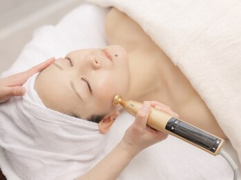 サロン ド プリゼ(salon do Purize)の写真/【最新マシンでリフトアップが叶う♪】年齢に伴うたるみにお悩みの方に☆細胞を活性化させてリフトアップ◎