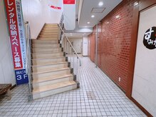 パーム(PALM)/階段の横をお進みくださいませ。