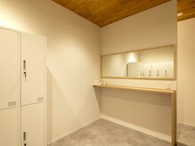 Pilates KASANE 名古屋駅前店【8/1 NEW OPEN(予定)】の雰囲気(清潔感のある和モダンな店内◇更衣室風景◇)