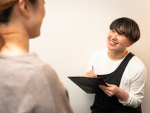 Ravinaroma【ラヴィナロマ】~ロミロミサロン ~アロマリンパマッサージ・ヘッドスパの雰囲気(笑顔溢れるカウンセリング。初めての方も安心してお話しください)