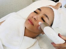 コスメティックス カトウ(COSMETICS KATO)/バームを溶かし広げます。