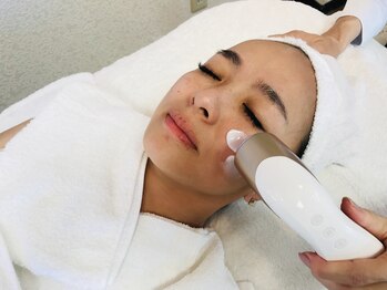 コスメティックス カトウ(COSMETICS KATO)/バームを溶かし広げます。